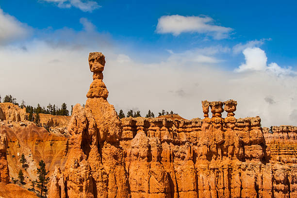 thor's hammer in bryce canyon - canyon plateau large majestic foto e immagini stock