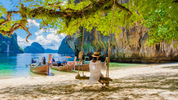 코 로아 라딩 크라비의 열대 석호에서 그네에 여자들 태국 코 홍 섬의 일부 - thailand beach longtail boat cliff 뉴스 사진 이미지