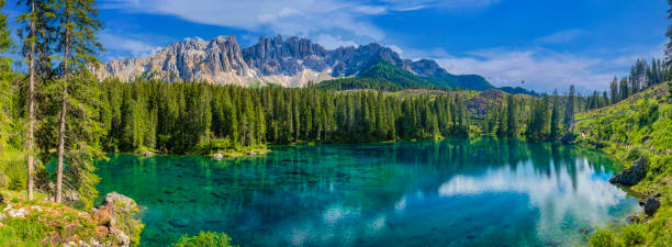 lago bleu en los dolomitas italia, lago carezza lago di carezza, karersee con monte latemar - montañas dolomita fotografías e imágenes de stock