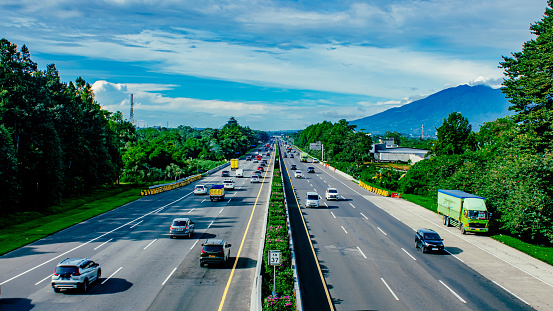 Morning on the toll road with a very clear sky view