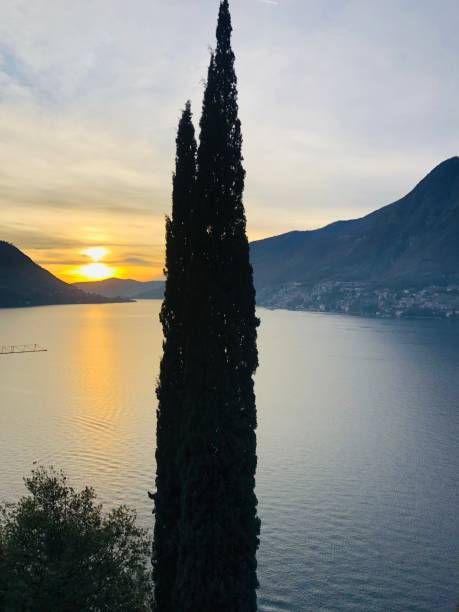 coucher de soleil à pognana lario sur le lac de côme - como mountain horizon landscape photos et images de collection