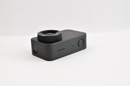 Immortalize your most extreme moments with this black 4K action camera on the table, prepared to record every detail.