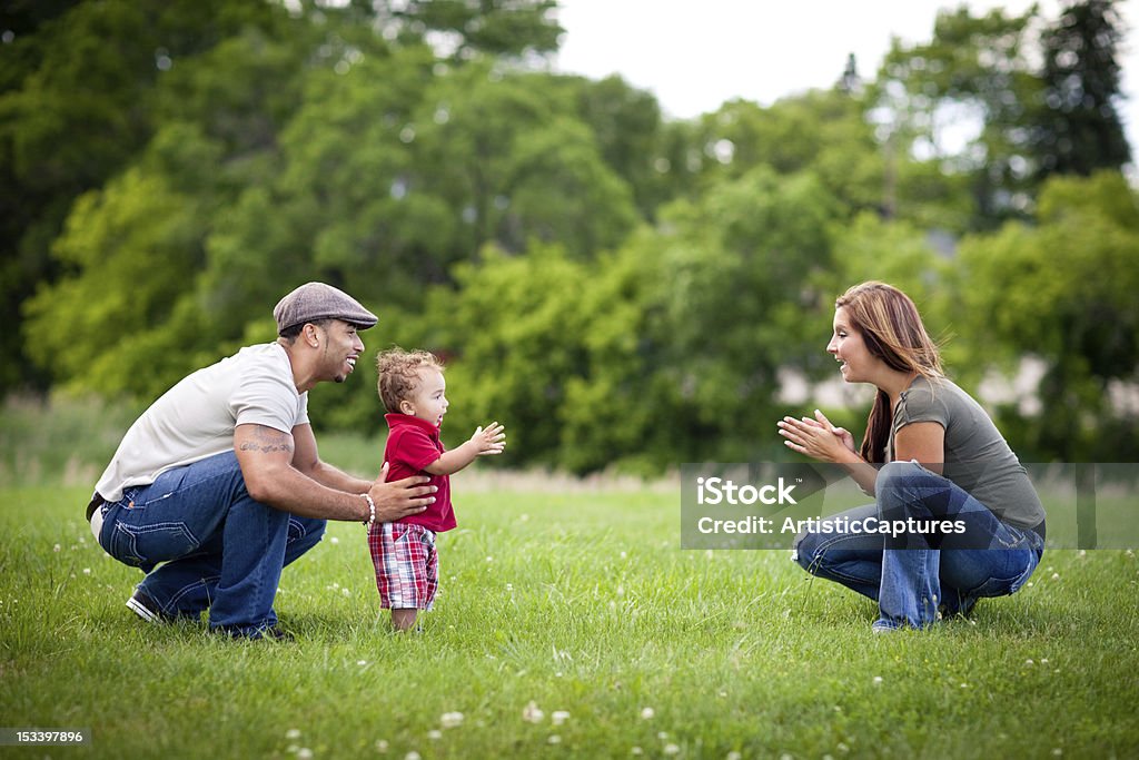 Multirracial feliz, a família Jogando juntos fora durante o Verão - Royalty-free Andar Foto de stock