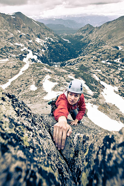 폭풍 직면하고 미진 여성 바위산 오르기 in colorado - climbing rock climbing women determination 뉴스 사진 이미지