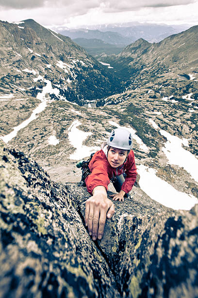 burza opracowania za female rock wspinacz w kolorado - scrambling zdjęcia i obrazy z banku zdjęć