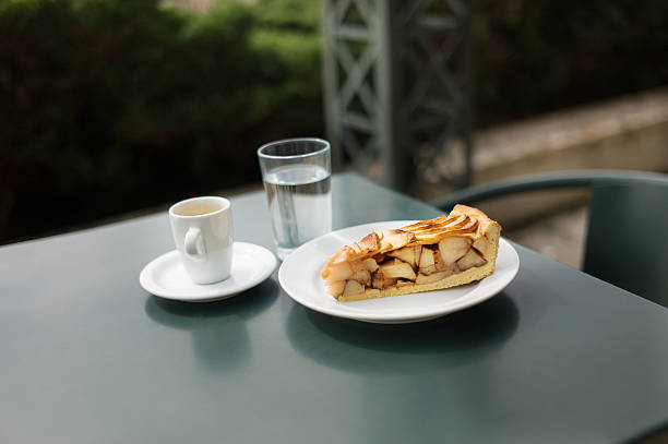 gâteau de pommes et café - stroodle photos et images de collection