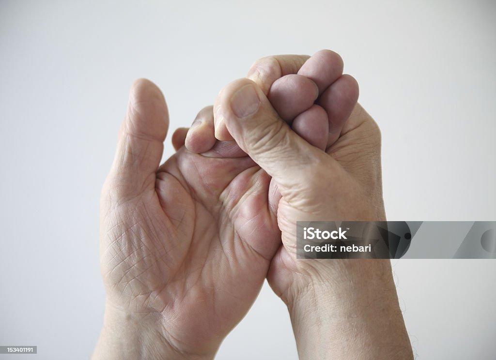 Homme pressant la main - Photo de Adulte libre de droits
