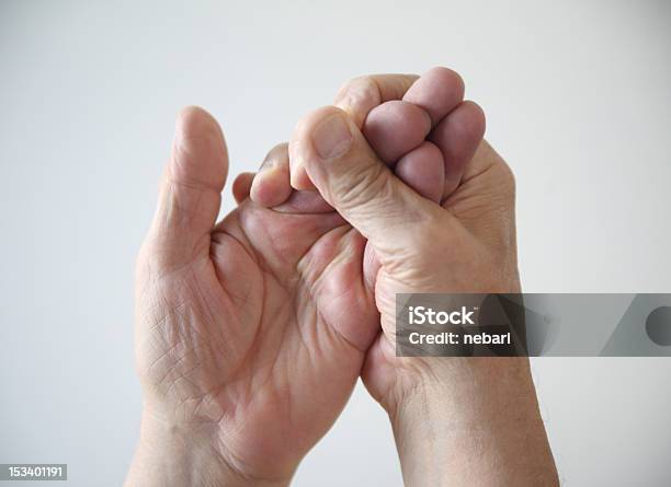 Foto de Homem Apertando A Mão e mais fotos de stock de Adulto - Adulto, Agarrar, Alívio