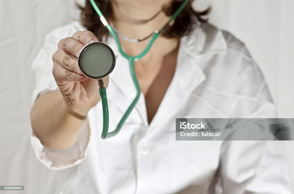Médico com Estetoscópio - Foto de stock de Adulto royalty-free