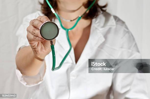 Foto de Médico Com Estetoscópio e mais fotos de stock de Adulto - Adulto, Casaco, Cirurgião