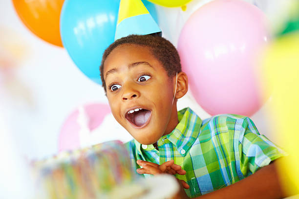 surpised urodziny chłopiec - kids birthday party zdjęcia i obrazy z banku zdjęć