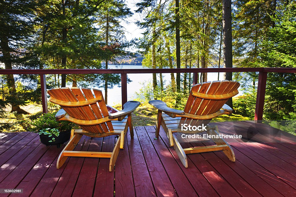 Wald Ferienhaus deck und Stühle - Lizenzfrei Landschaftspanorama Stock-Foto