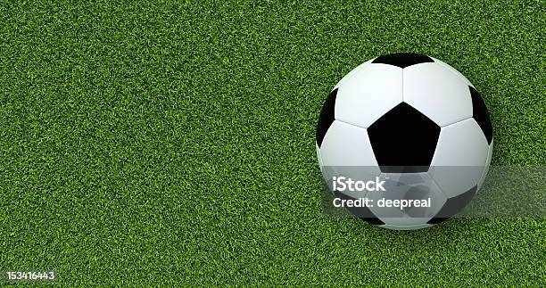 Piłki Nożnej Na Zielonej Trawie - zdjęcia stockowe i więcej obrazów Bez ludzi - Bez ludzi, Boisko, Boisko do piłki nożnej