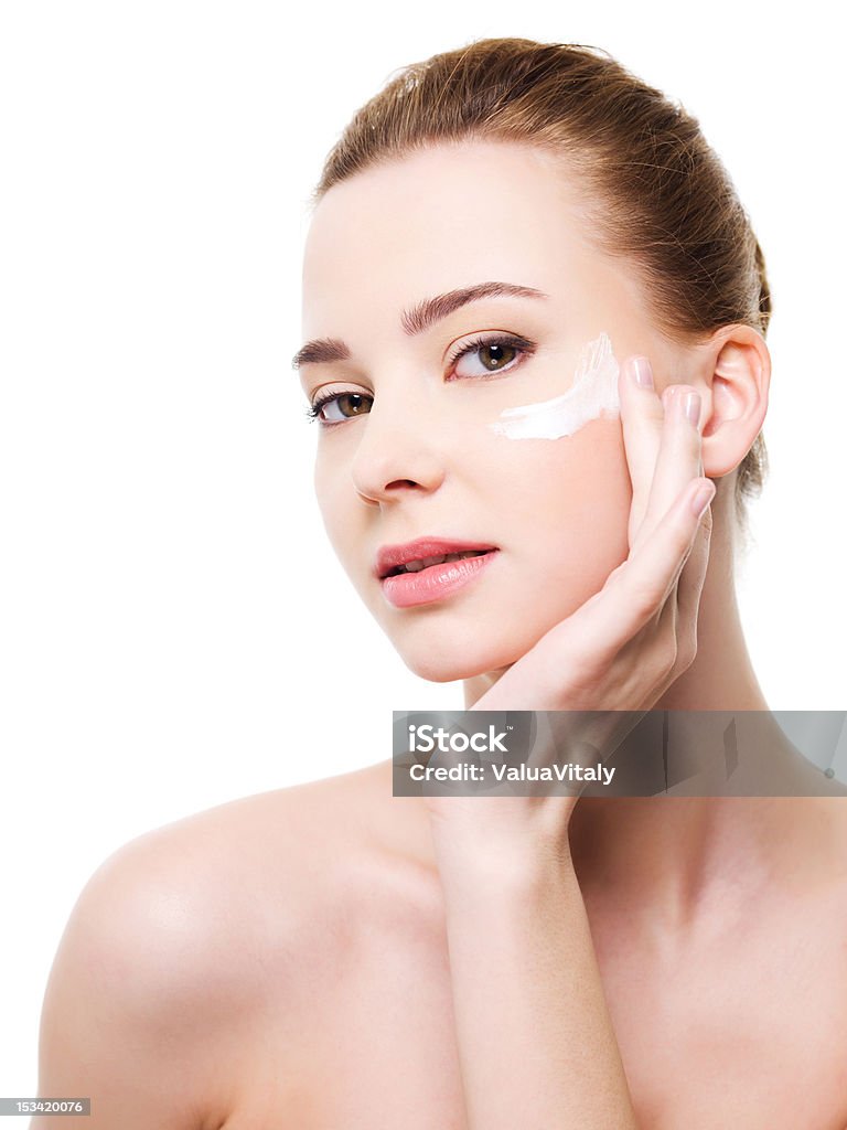 Donna applicare Crema idratante cosmetici sotto gli occhi - Foto stock royalty-free di 20-24 anni