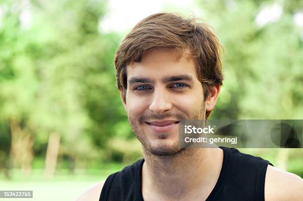 Hombre Atractivo Al Aire Libre Foto de stock y más banco de imágenes de 20 a 29 años - 20 a 29 años, 20-24 años, Adulto