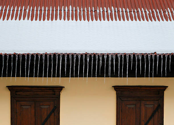 Neve e icicles su un tetto - foto stock