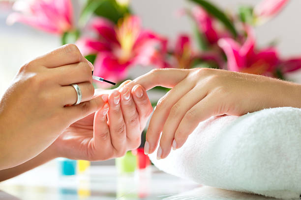 donna in salone manicure di unghie ricezione - fingernail human finger clean human thumb foto e immagini stock