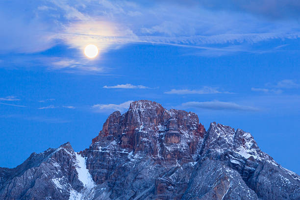 montanha moolight - light effect full moon mountain peak european alps imagens e fotografias de stock
