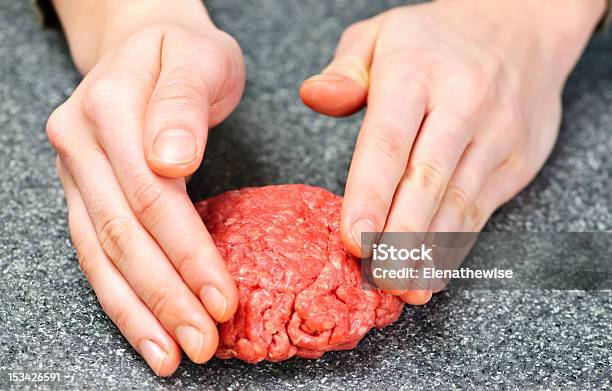 Foto de Cozinhar Com Carne Moída e mais fotos de stock de Alimentação Saudável - Alimentação Saudável, Bancada de Cozinha - Mobília, Bife