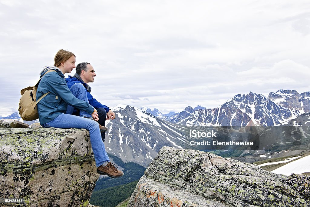 Padre e hija en las montañas - Foto de stock de Adolescente libre de derechos