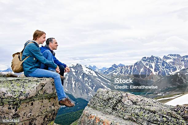 Photo libre de droit de Père Et Fille À La Montagne banque d'images et plus d'images libres de droit de Adolescent - Adolescent, Adulte, Assis