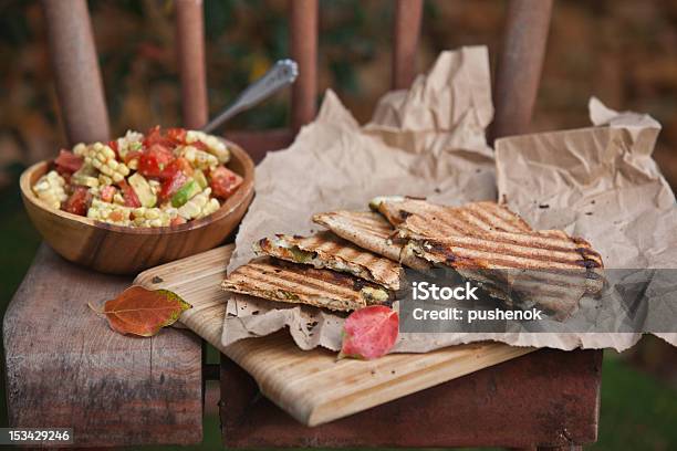 Quesadilla Zeppe Sul Tagliere Con Ciotola Di Salsa Di Mais - Fotografie stock e altre immagini di Carne di pollo