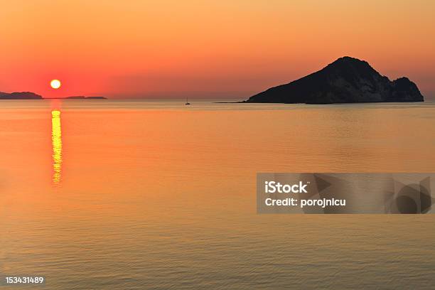 Alba In Mare - Fotografie stock e altre immagini di Acqua - Acqua, Ambientazione esterna, Arancione