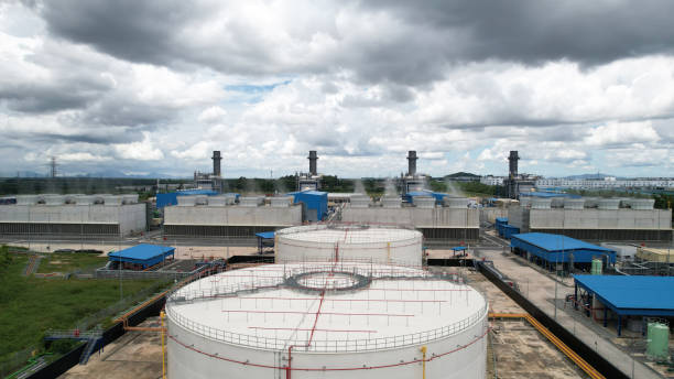 хранение химических продуктов, таких как нефть, бензин, газоснабжение электростанции, нефтеналивной резервуарный терминал и танкер с высо� - заповедник диких животных стоковые фото и изображения