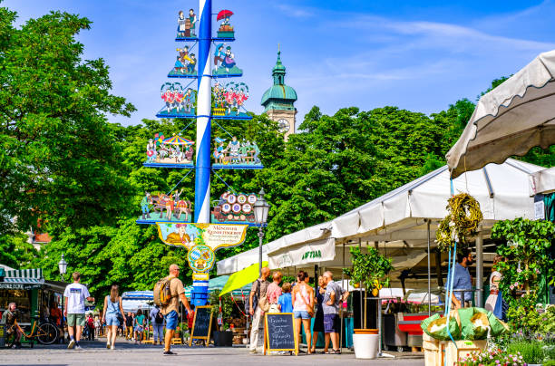 Maypole en el Viktualienmarkt en Munich - Alemania - foto de stock