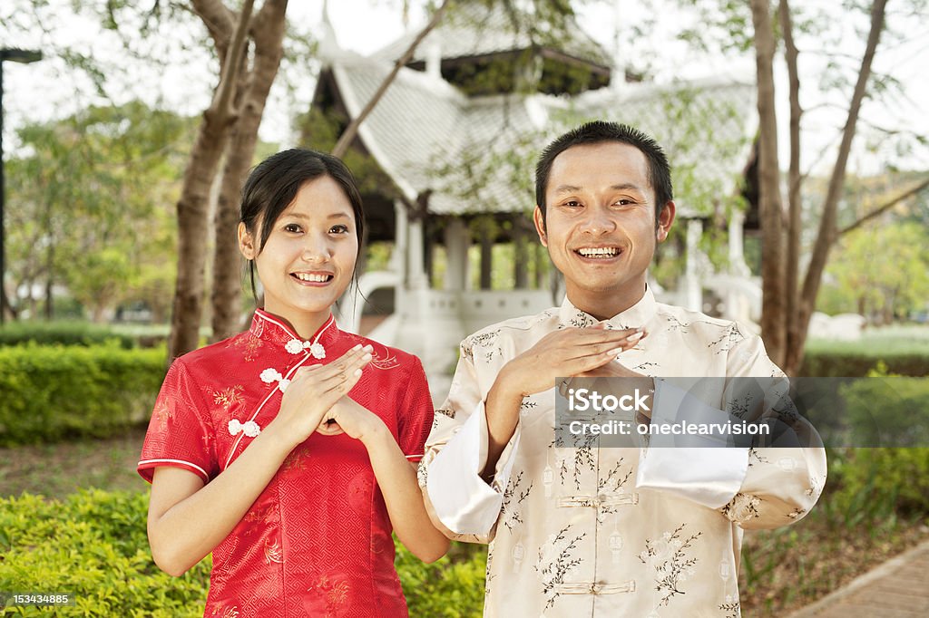Coppia asiatica in abiti tradizionali cinesi - Foto stock royalty-free di Abbigliamento