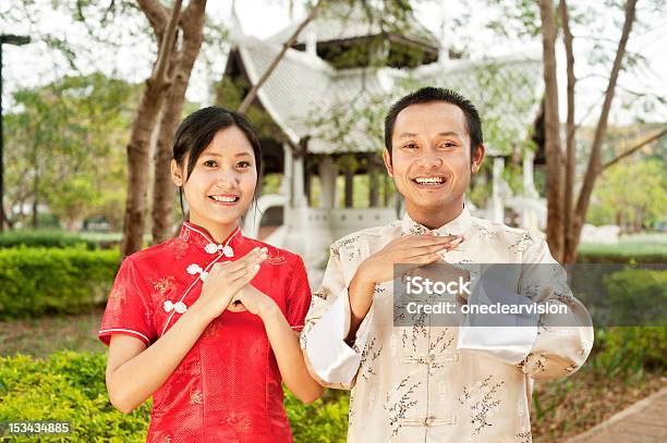 Coppia Asiatica In Abiti Tradizionali Cinesi - Fotografie stock e altre immagini di Abbigliamento - Abbigliamento, Adulto, Asia