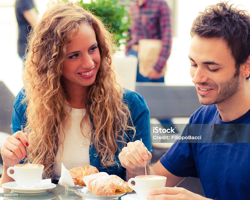 Молодой взрослый пара иметь завтрак за пределами бар в Италии - Стоковые фото Каппучино роялти-фри