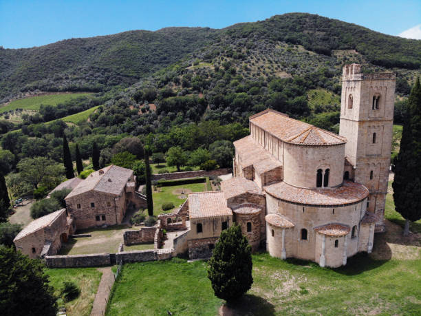 una vista aérea de la abadía de sant'antimo, abbazia di sant'antimo, - abbazia di santantimo fotografías e imágenes de stock