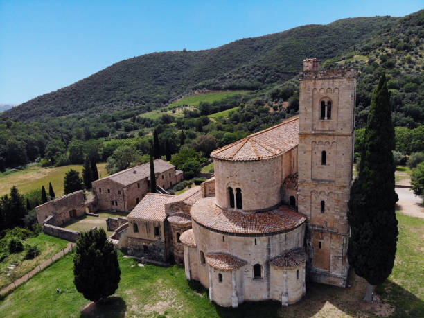 widok z lotu ptaka na opactwo sant'antimo, abbazia di sant'antimo, - abbazia di santantimo zdjęcia i obrazy z banku zdjęć