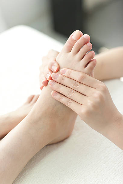 istock The beautician who massages a foot 153438098