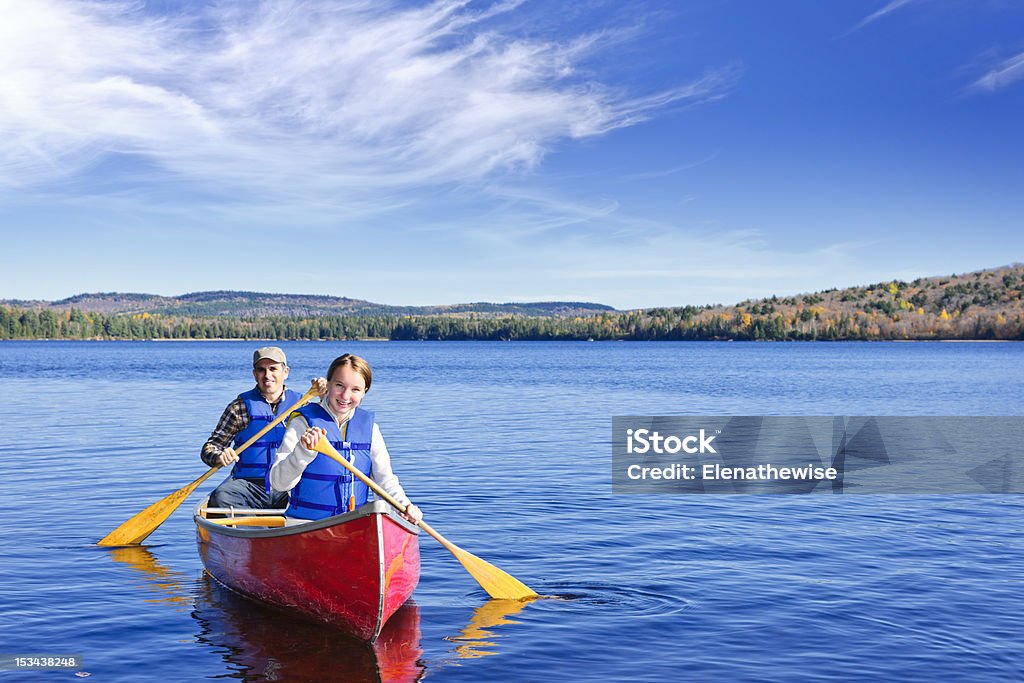 Famille voyage en canoë - Photo de Canoë libre de droits