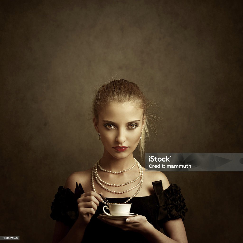 Chica sosteniendo una taza de café - Foto de stock de 1920-1929 libre de derechos