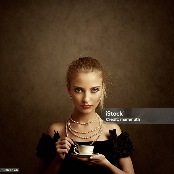 Chica Sosteniendo Una Taza De Café Foto de stock y más banco de imágenes de 1920-1929 - 1920-1929, Bebida, Espresso
