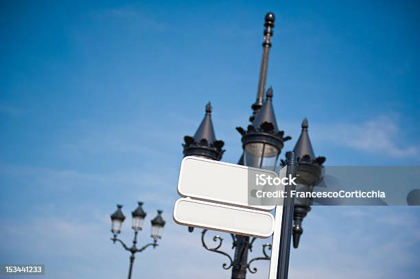 Sinal De Estrada Sem Palavras - Fotografias de stock e mais imagens de Ao Ar Livre - Ao Ar Livre, Branco, Conselho