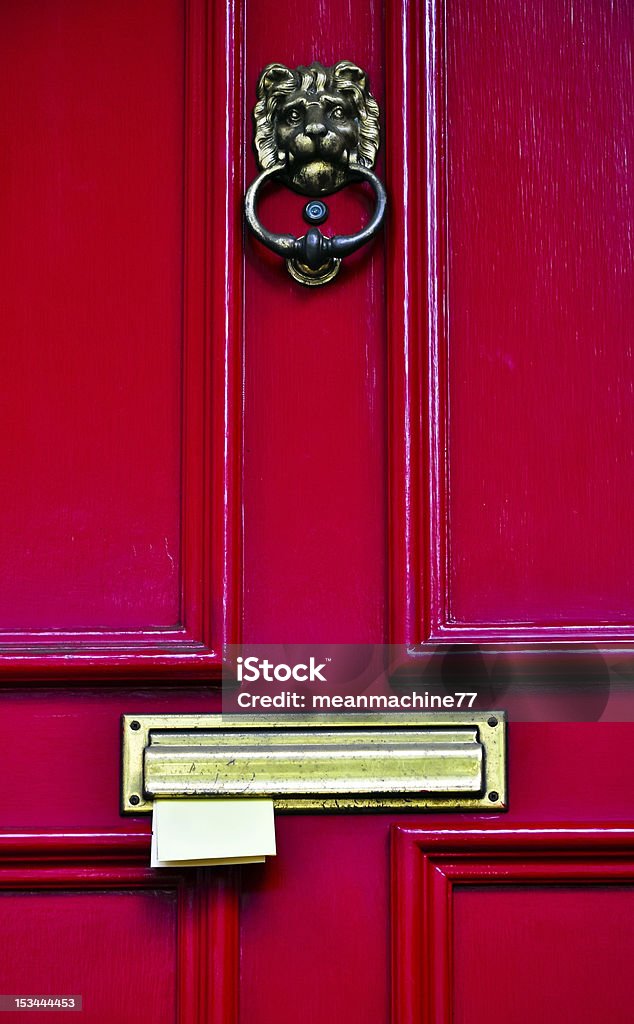 mail mettere in una porta in legno rosso - Foto stock royalty-free di Antico - Vecchio stile