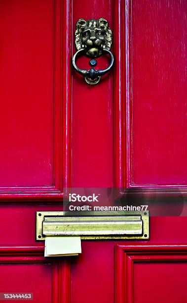 Mail Mettere In Una Porta In Legno Rosso - Fotografie stock e altre immagini di Antico - Vecchio stile - Antico - Vecchio stile, Architettura, Batacchio
