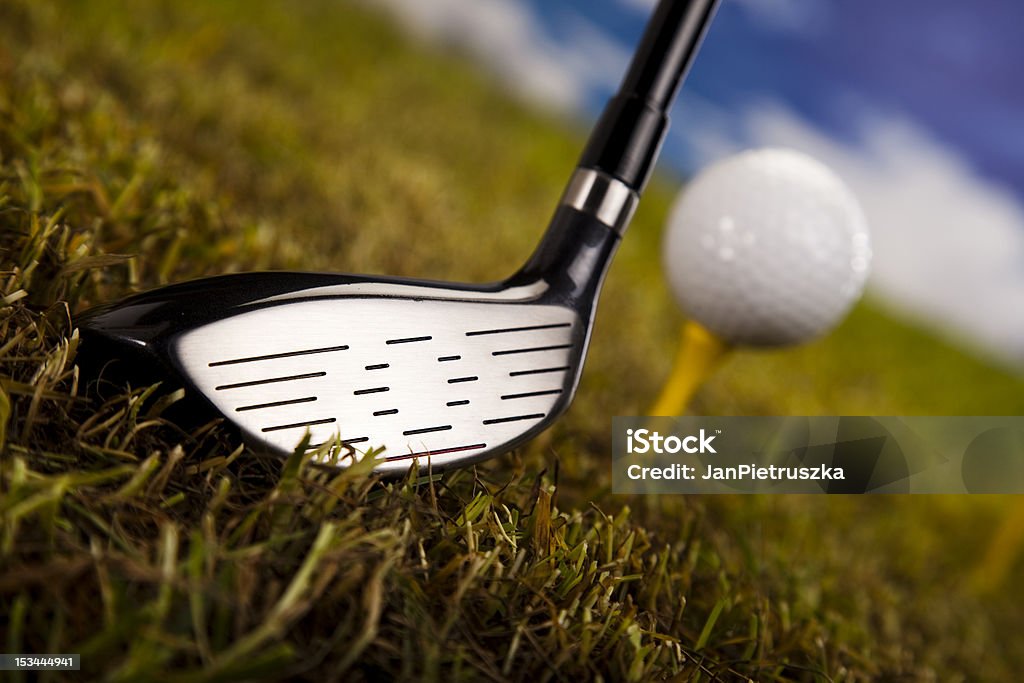 Piłka do golfa na tee w prawo - Zbiór zdjęć royalty-free (Bez ludzi)