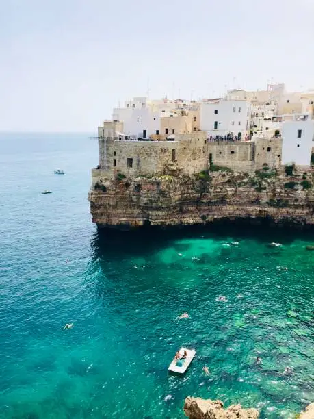 Turisti fanno il bagno a Polignano a mare