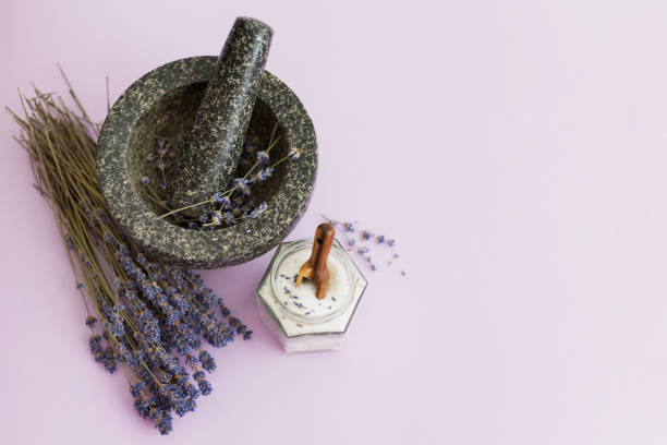 紫の背景にラベンダーシュガー - lavender dried plant lavender coloured bunch ストックフォトと画像