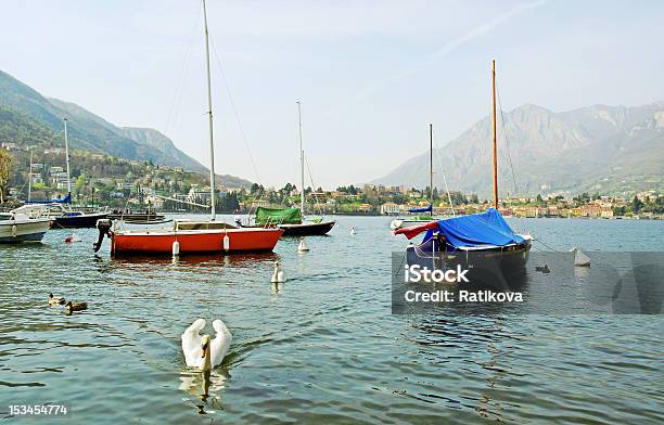 Foto de Um Lago e mais fotos de stock de Alpes europeus - Alpes europeus, Azul, Baía