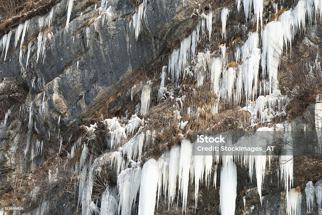 Perigoso grande Pingente de gelo no penhasco - Foto de stock de Afiado royalty-free