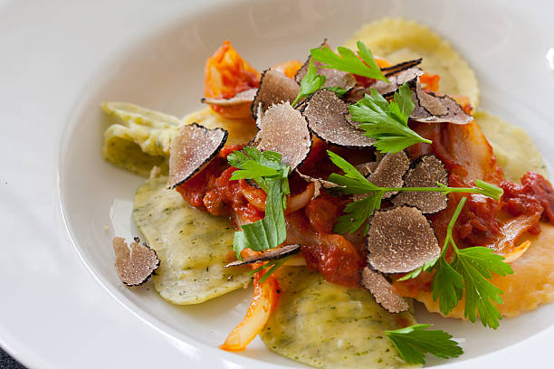 pasta ravioli di tartufo nero - edible mushroom mushroom ravioli basil foto e immagini stock