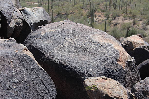 nativo americano petroglyphs en arizona - cave painting indigenous culture art arizona fotografías e imágenes de stock