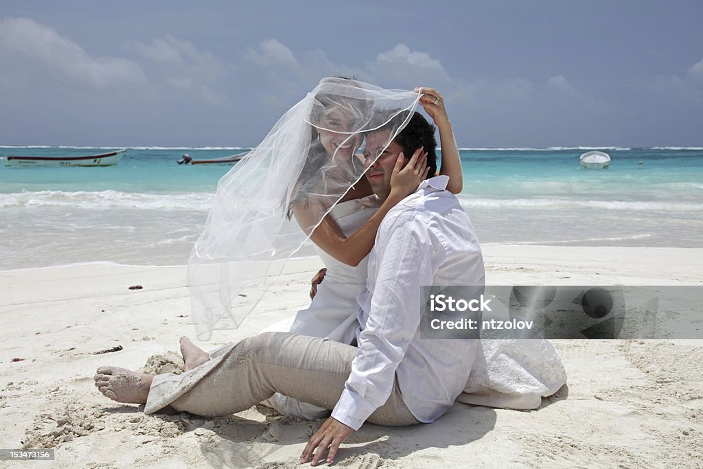 Matrimonio sulla spiaggia - Foto stock royalty-free di Abbracciare una persona