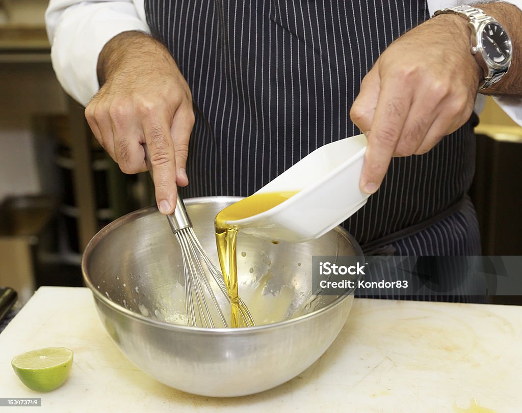 O Chef prepara molho - Foto de stock de Chef de cozinha royalty-free